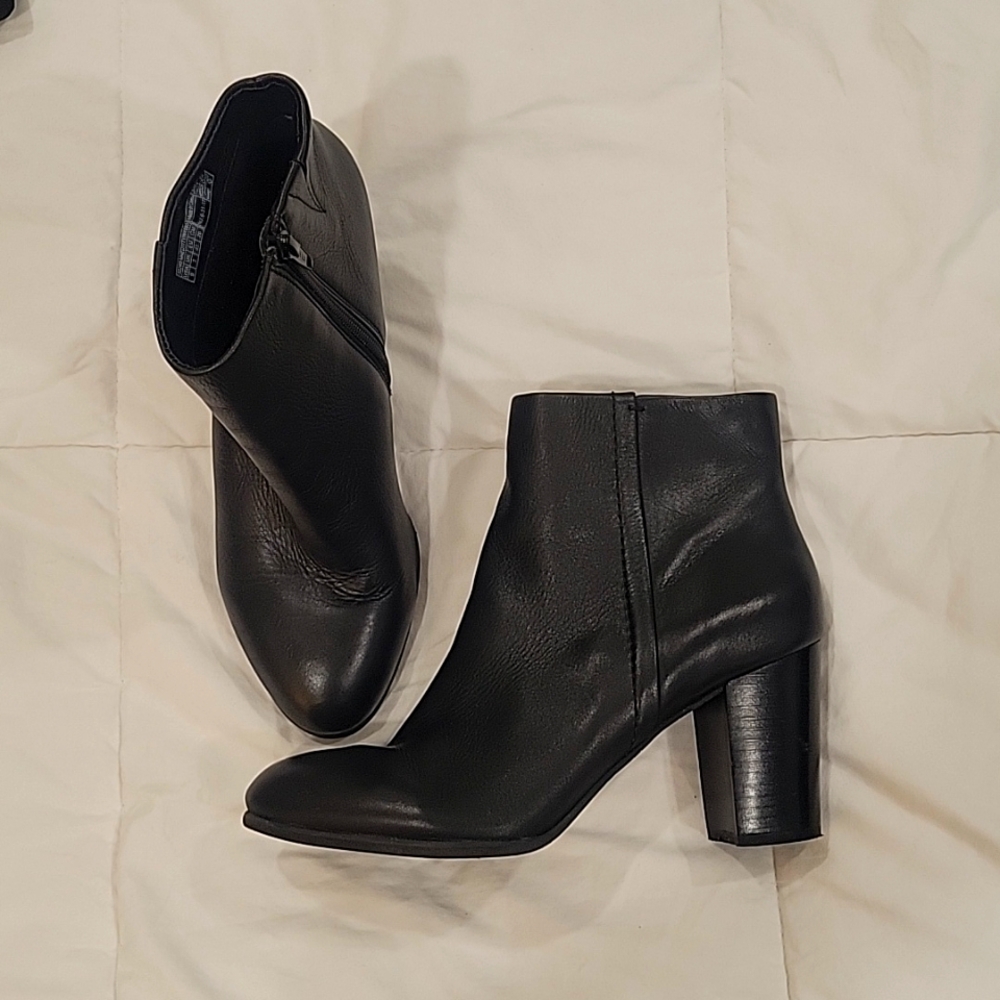 VIONIC Black Leather Bootie 9
